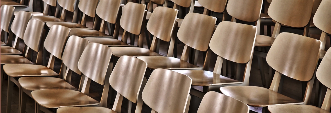 Symbolbild Publikum: Leere Sitzreihen